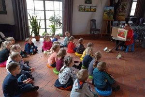 Przedszkolaki w bibliotece - "Wiewiórki" rozmawiają o emocjach