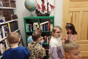 Drugoklasiści ze Szczytnik w bibliotece