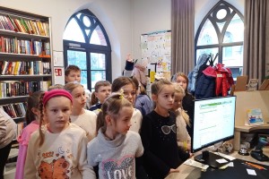 Biblioteka na kółkach dla gości z Chełmc