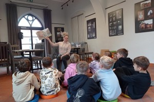 Biblioteka na kółkach dla gości z Chełmc