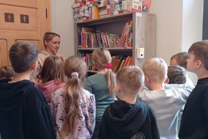 Biblioteka na kółkach dla gości z Chełmc